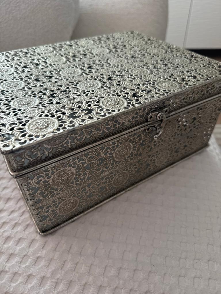 Decoratief zilverkleurig kistje met opengewerkt patroon, Minder dan 50 cm, Gebruikt, Minder dan 50 cm, Ophalen of Verzenden