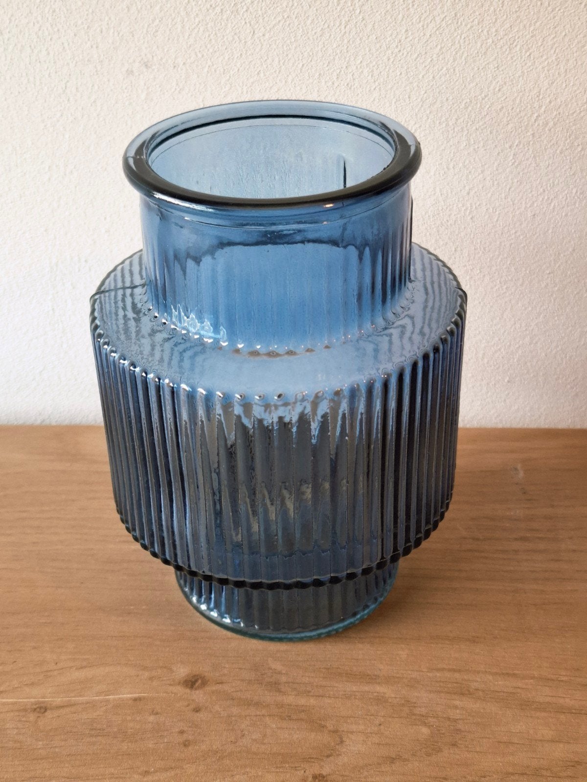 Blauwe glazen design vaas ribbel structuur, Blauw, Met patroon/structuur, 15 cm, Ophalen of Verzenden