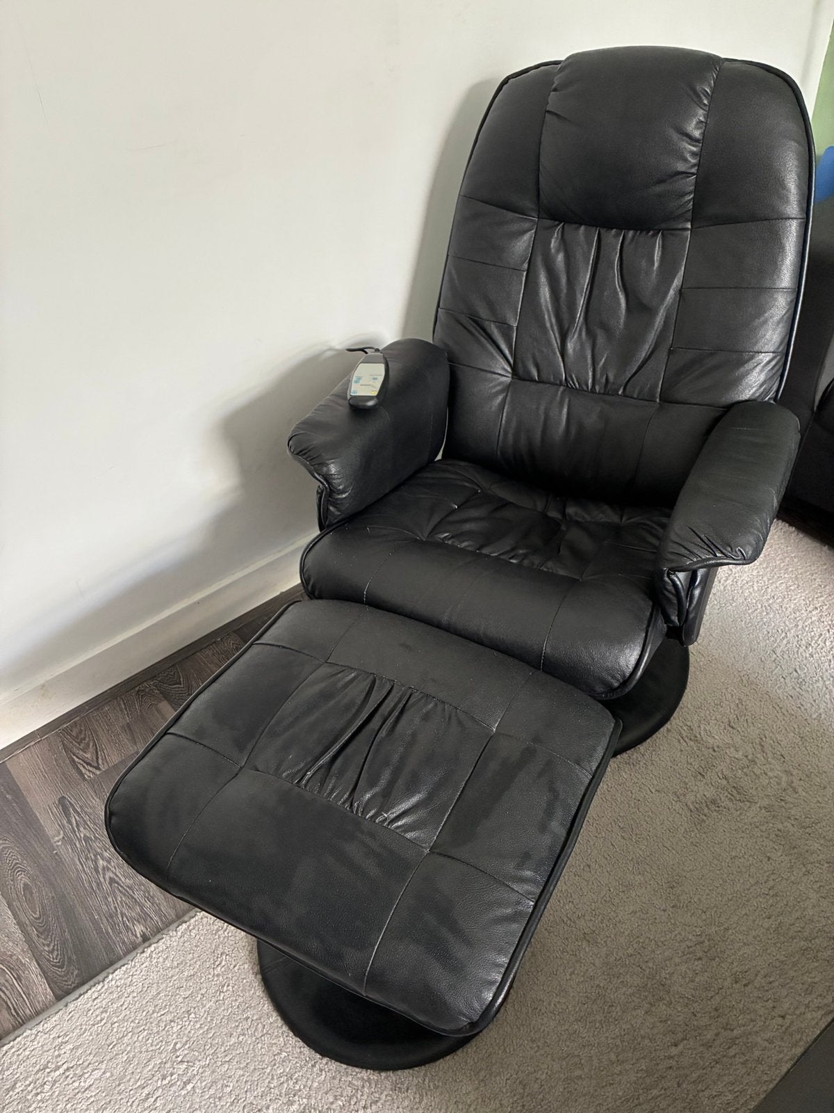 Fijne zwarte fauteuil met poef (en evt. Massagestand), Huis en Inrichting, Fauteuils, Gebruikt, Leer, 50 tot 75 cm, 75 tot 100 cm