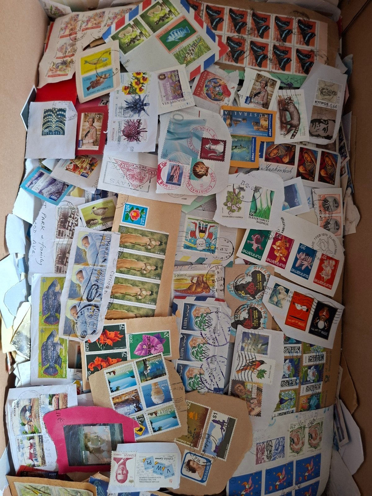 Verhuisdoos Postzegels op PAPIER ruim 10 Kilo., Postzegels en Munten, Ophalen of Verzenden, Buitenland