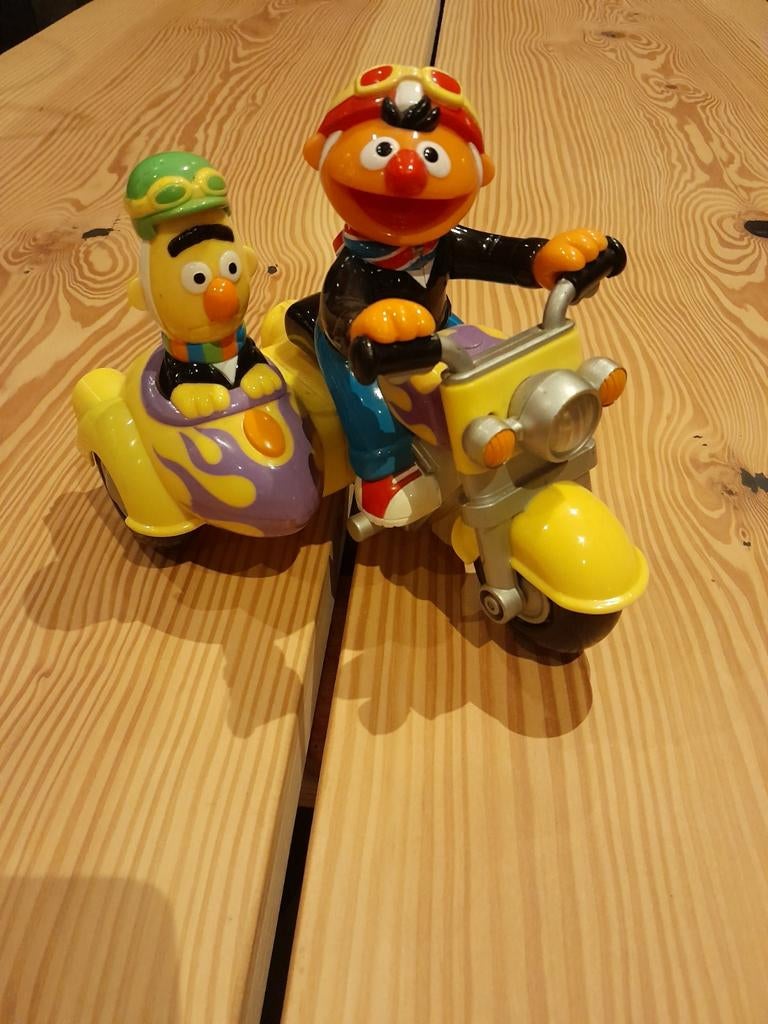 Bert en ernie, Verzamelen, Ophalen of Verzenden, Button of Speldje
