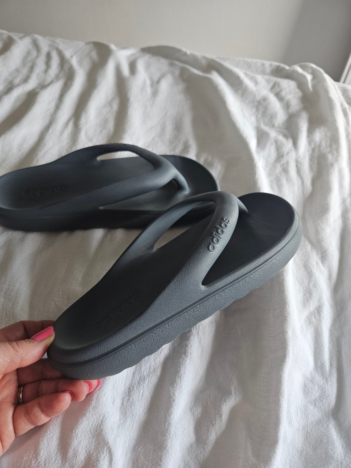 Adidas Adilette Comfort Slippers Grijs, Ophalen of Verzenden, Zo goed als nieuw, Grijs