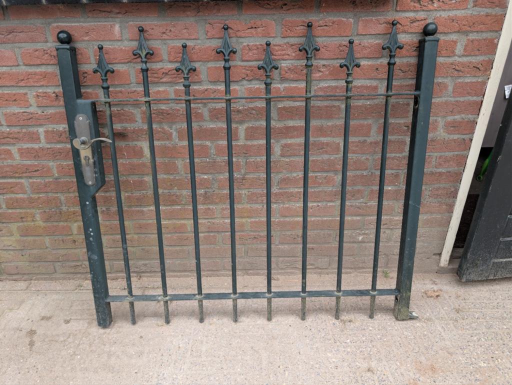 Gebogen sierhek met poort en paal, Ophalen, Met poort, Gebruikt, Sierhekwerk
