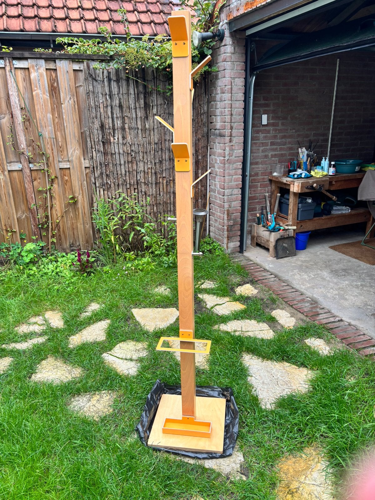 Houten kapstok met oranje details, Ophalen, Gebruikt, Staande kapstok, 150 tot 200 cm