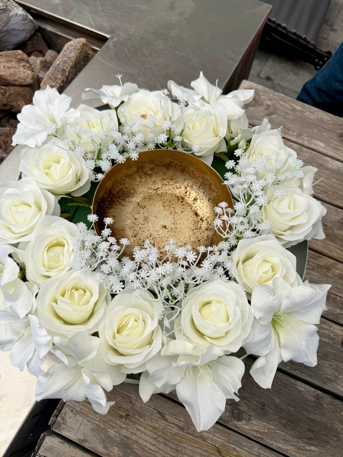 Bloemstuk met witte rozen en gipskruid rond gouden schaal, Wit, Nieuw, Ophalen of Verzenden, Natuurlijk materiaal
