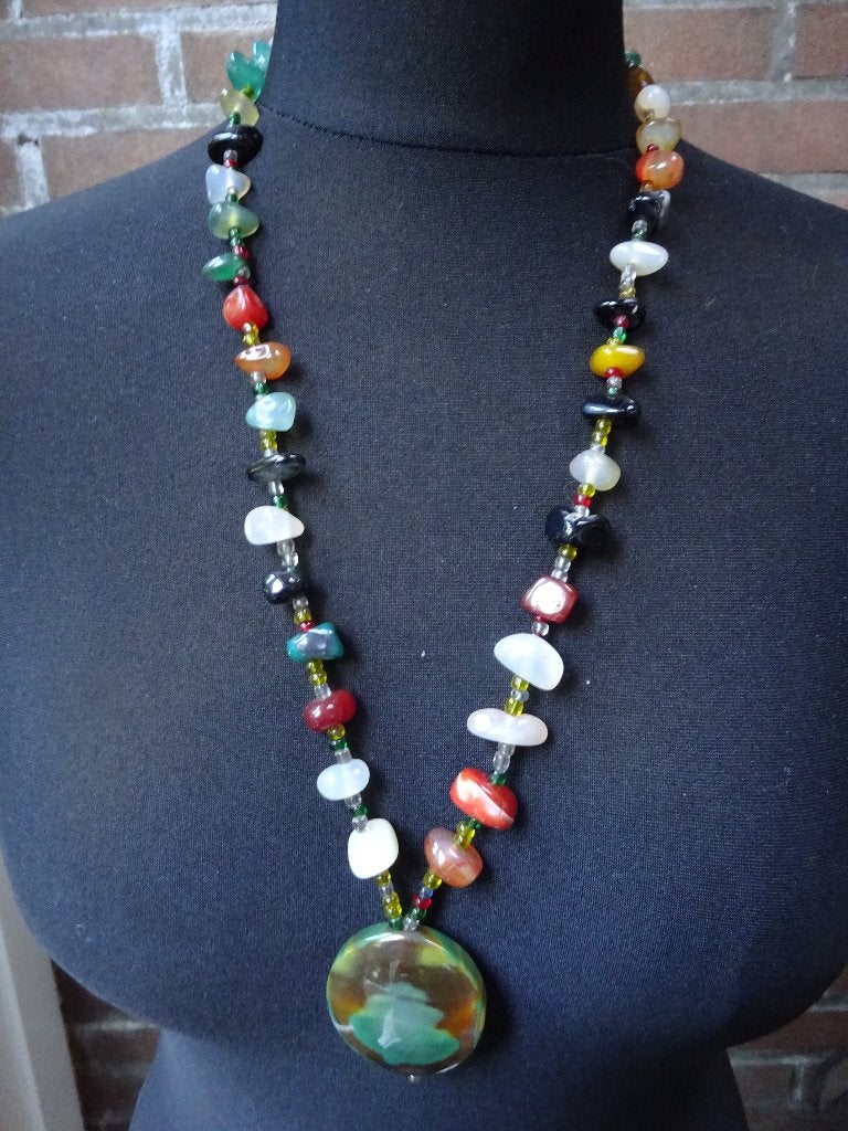 Boho veelkleurige edelstenen ketting met ronde hanger, Overige kleuren, Ophalen of Verzenden, Zo goed als nieuw, Steen of Mineraal