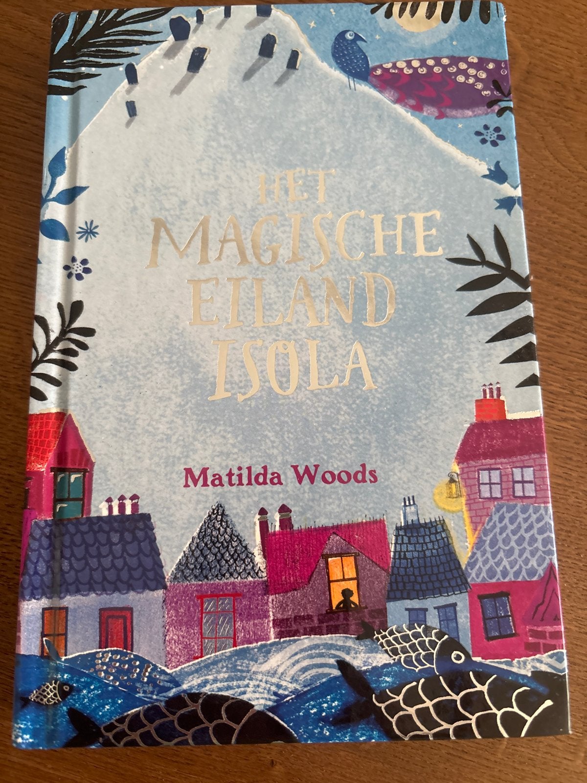Het Magische Eiland Isola - Matilda Woods, Ophalen of Verzenden, Zo goed als nieuw, Fictie algemeen