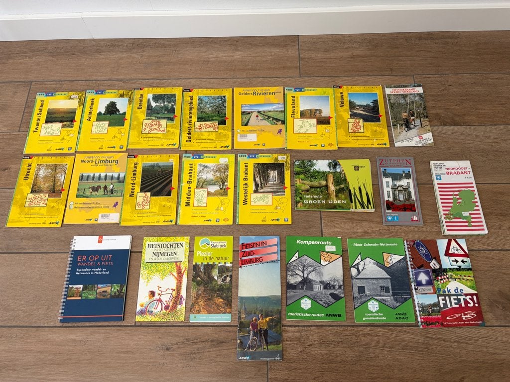 12 ANWB  Fietsroutes in Nederland, 10 andere routes, Ophalen, Fiets- of Wandelgids, Zo goed als nieuw, ANWB
