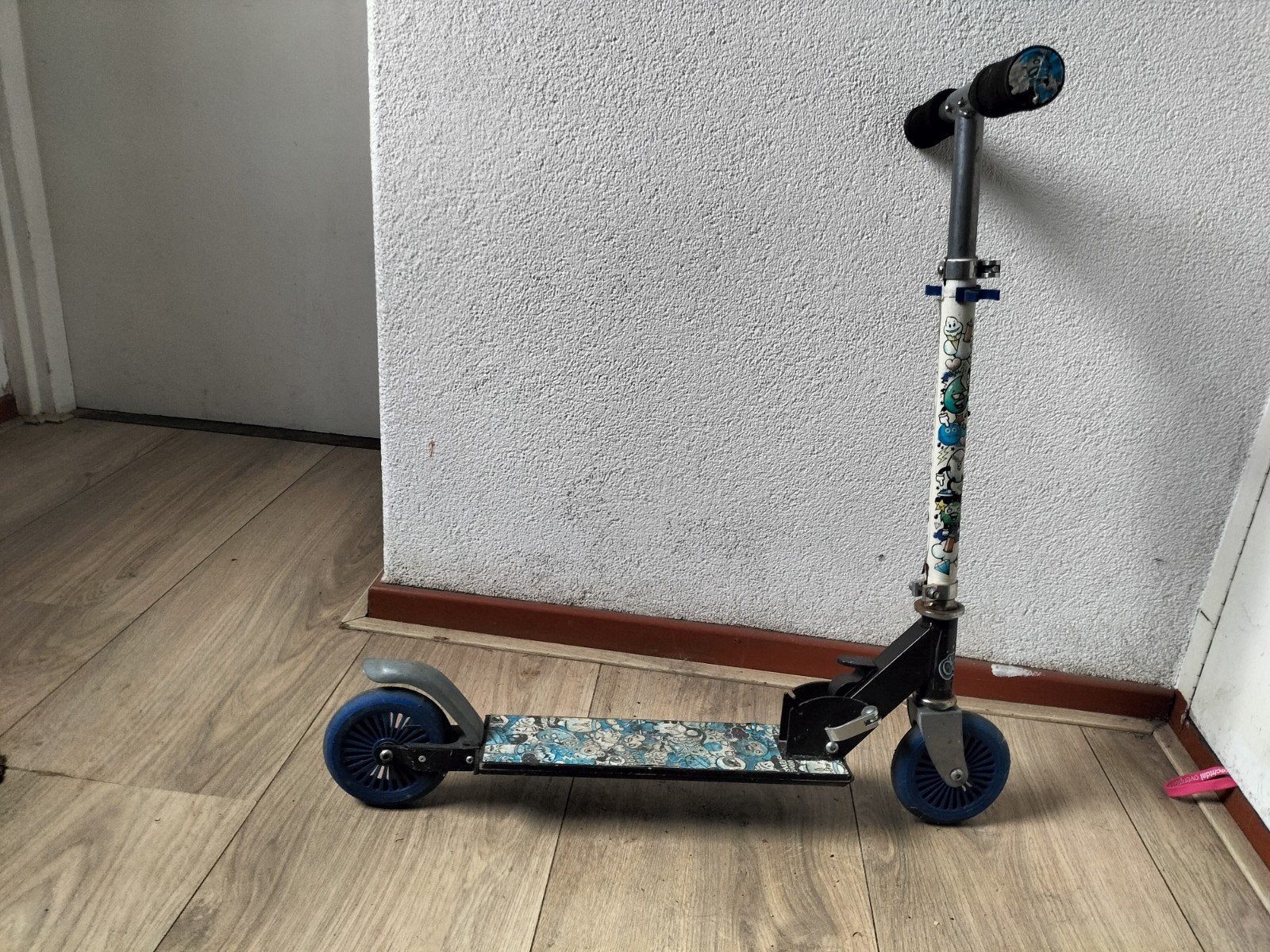 Kinderstep met blauwe wielen en leuke print, Ophalen, Gebruikt, Gewone step, Onbekend