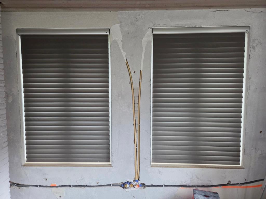 Luxaflex jaloezieën electrisch - Set van 2 (+1 gescheurd), Ophalen, Gebruikt, 100 tot 150 cm, 150 tot 200 cm