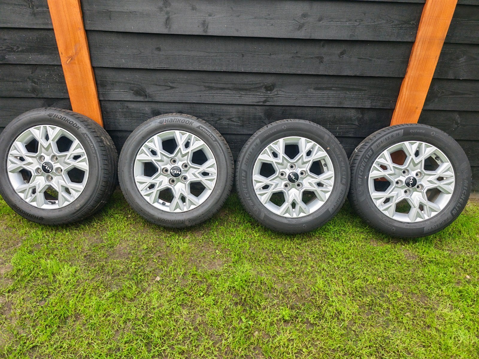 Kia lichtmetalen velgen met zomerbanden 205 55 R16, Auto-onderdelen, Banden en Velgen, Gebruikt, 16 inch, Banden en Velgen, Personenwagen
