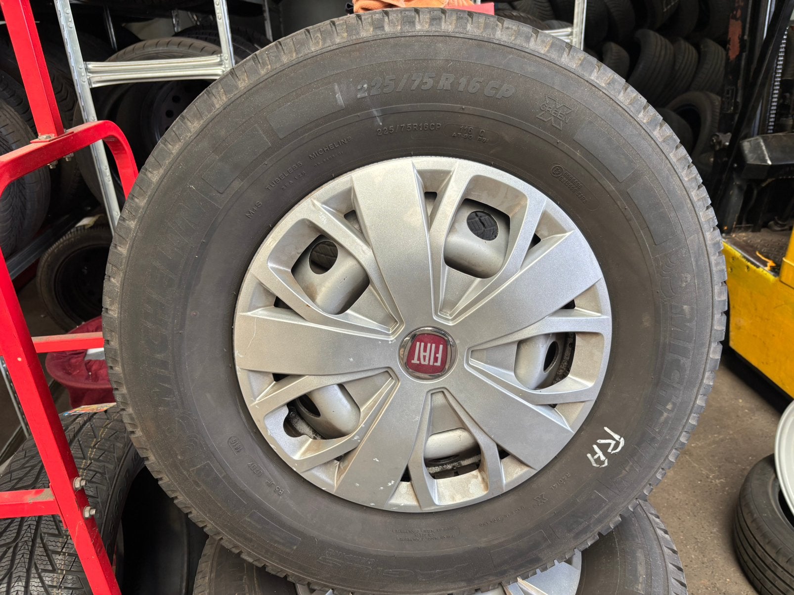 4x Michelin 225/75R16 CP, Ophalen, Bestelwagen, 16 inch, Band(en)