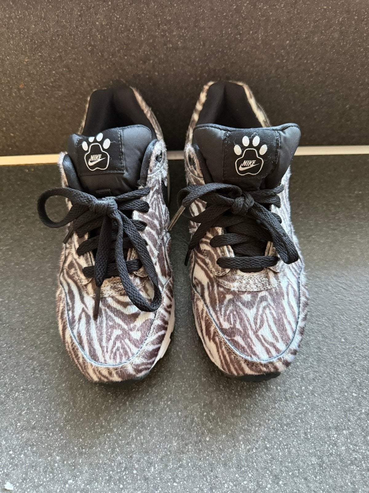 Nike Air Max 1 QS GS Zebra Zoo pack 2015, Kleding | Dames, Zwart, Ophalen of Verzenden, Sneakers of Gympen, Zo goed als nieuw