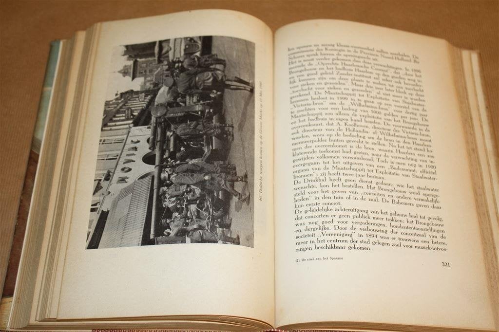 De stad aan het spaarne in zeven eeuwen. Nieuwenhuis, 1946., Ophalen of Verzenden, Gelezen