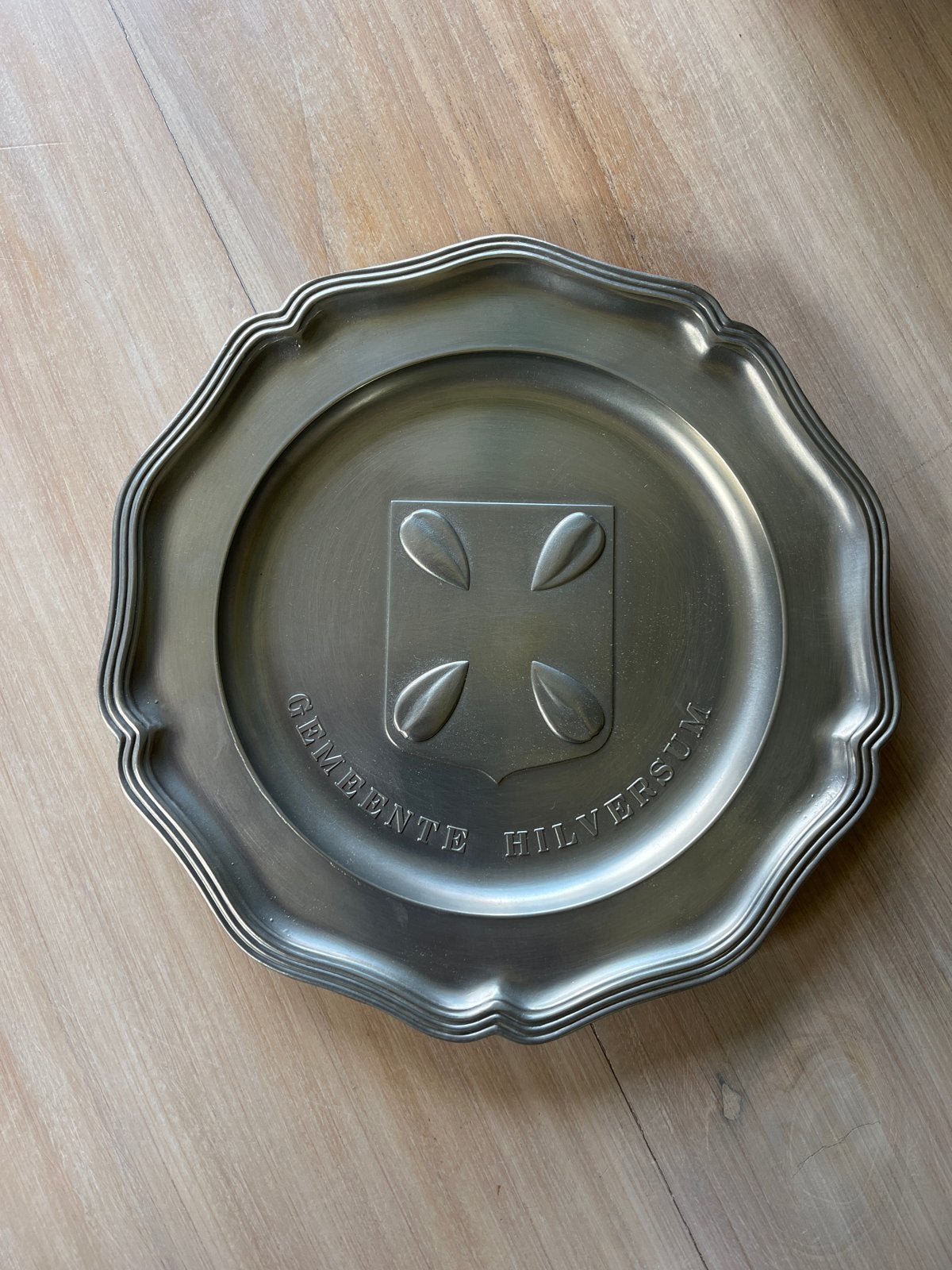 Origineel Tinnen Herdenkingsbord Gemeente Hilversum 92% Tin, Ophalen of Verzenden