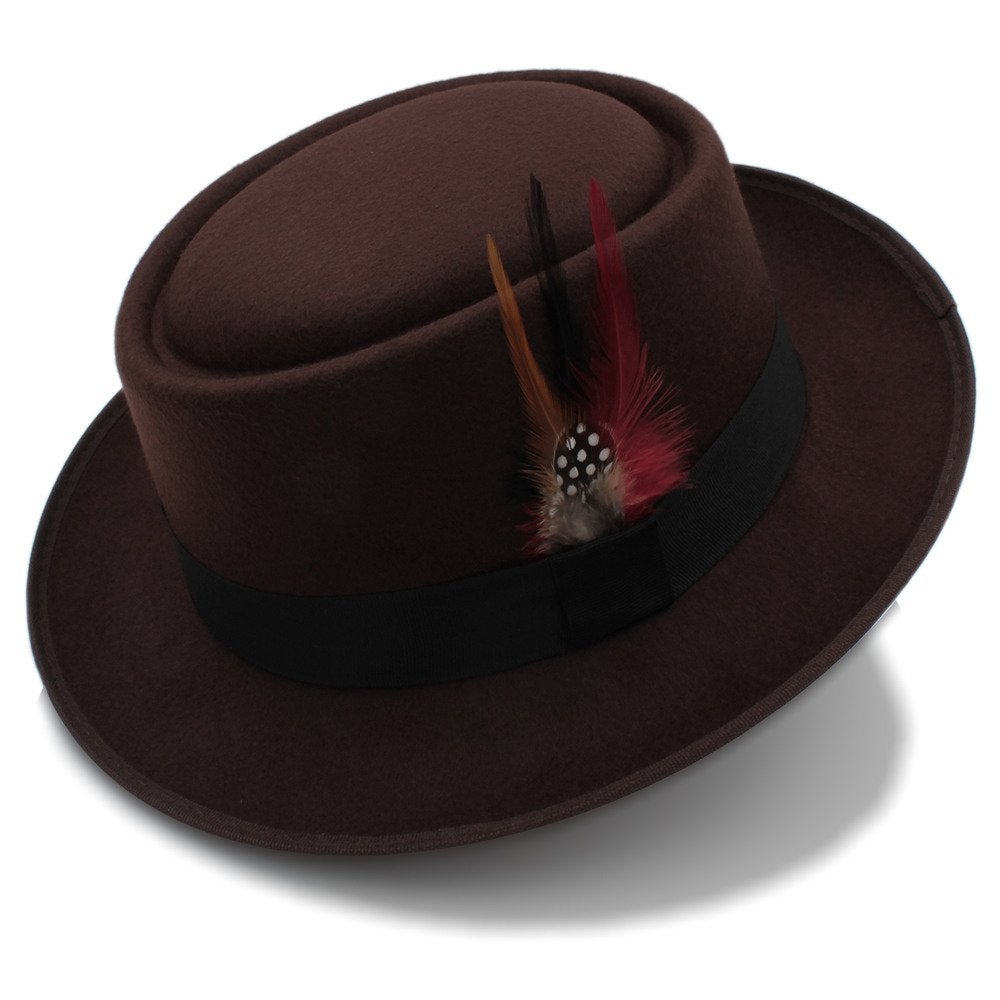Bruine pork pie hoed met veer / heren dames wollen fedora, Verzenden, Nieuw, 58 of 59 cm (L, 7¼ of ⅜ inch), Hoed