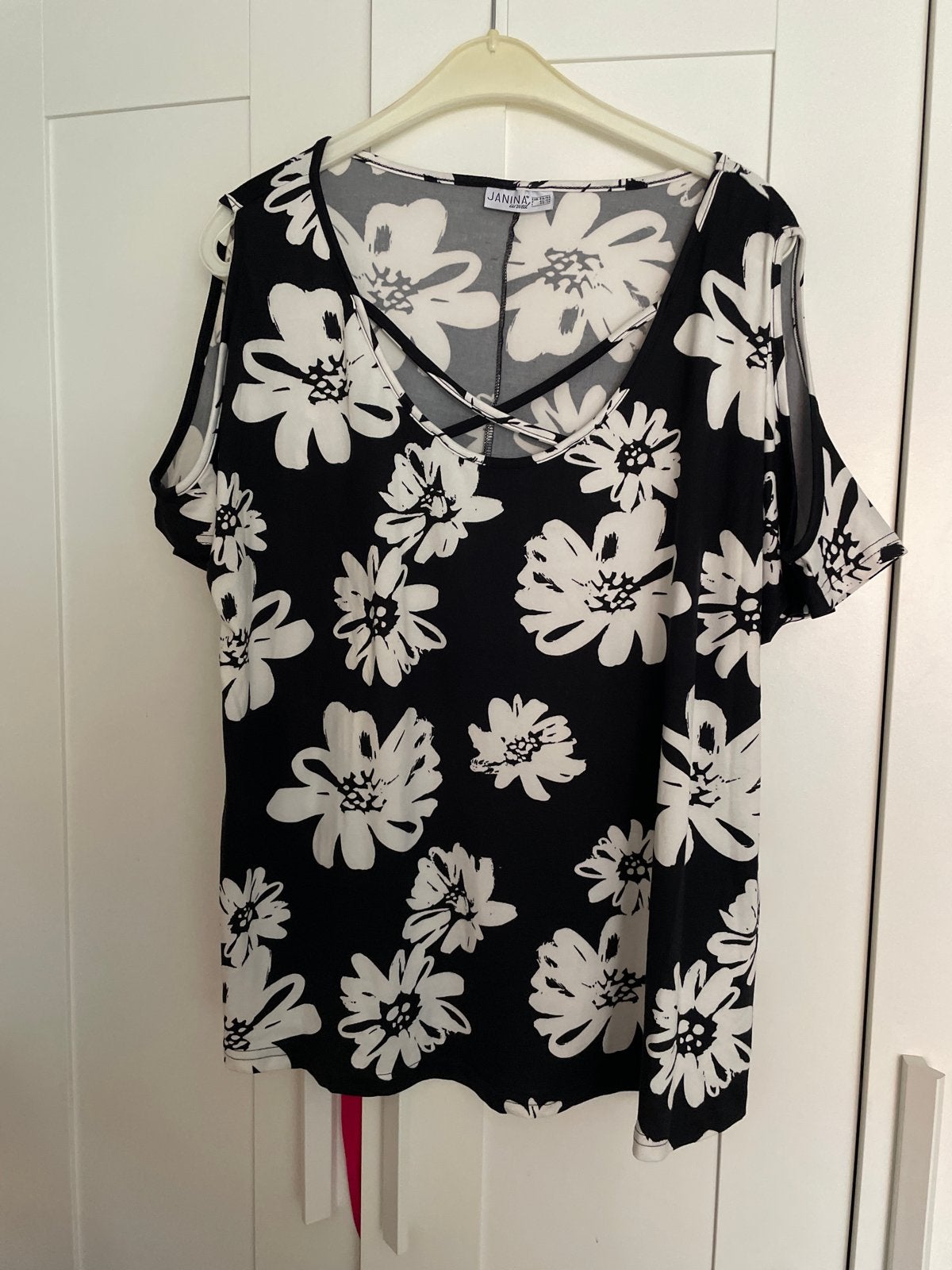 Zwart-wit bloemen top met open schouders maat 48, Ophalen of Verzenden, Zo goed als nieuw, Zwart
