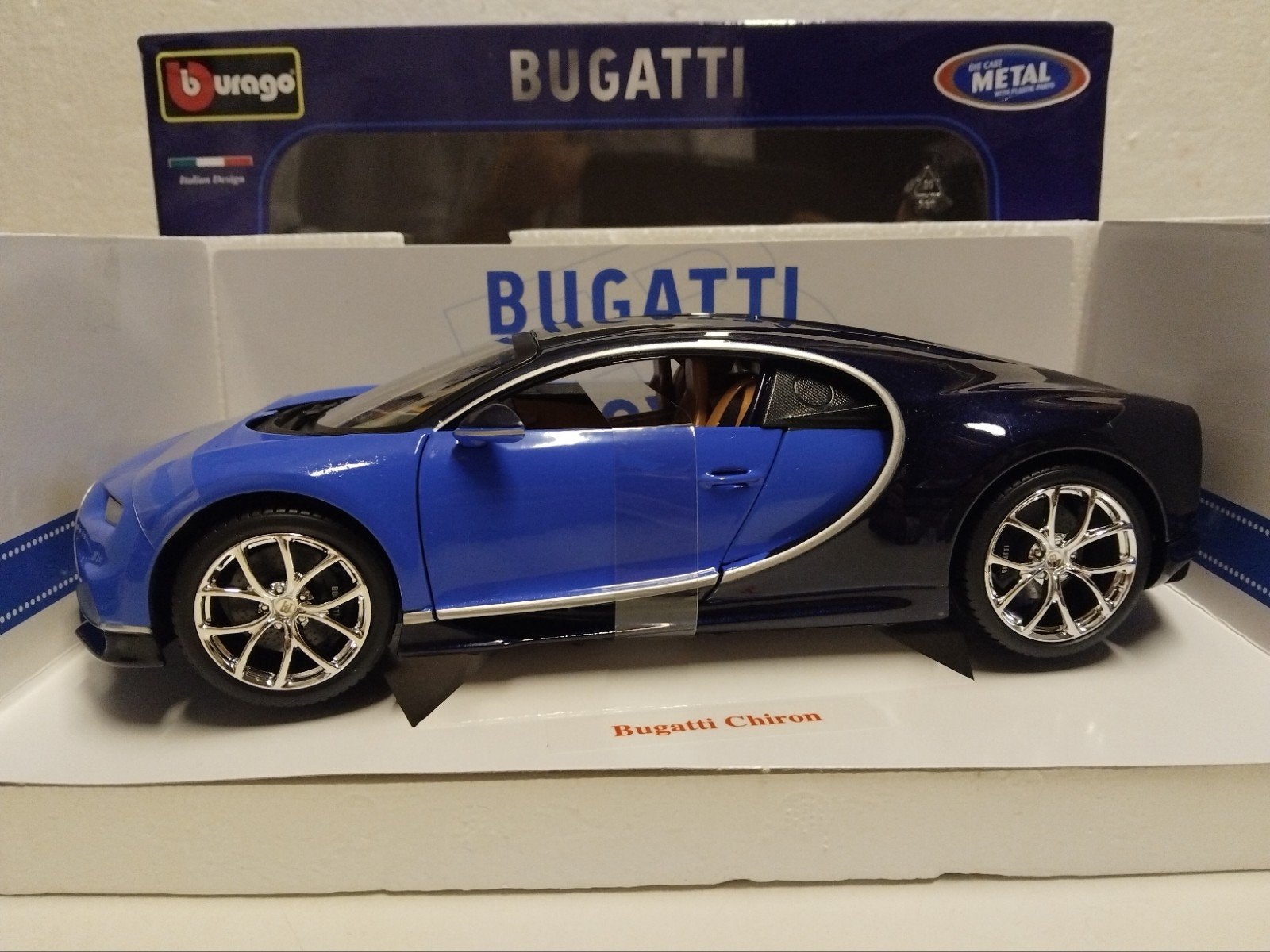 Bugatti Chiron twone blue or red Bburago metal 1:18 KRD, Ophalen of Verzenden, Zo goed als nieuw, Auto, Overige merken