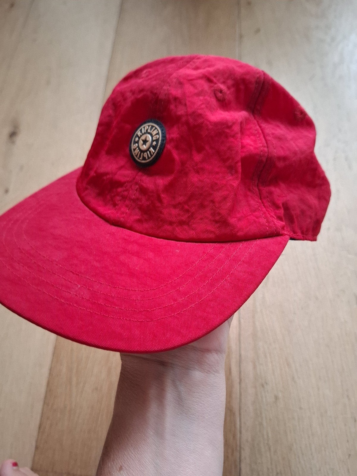 Kipling rode pet cap, One size fits all, Ophalen of Verzenden, Pet, Kipling
