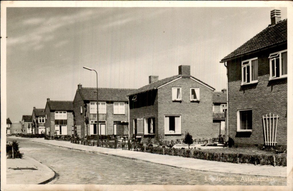 Landsmeer - straat - huizen, Ophalen of Verzenden, 1940 tot 1960, Ongelopen, Noord-Holland