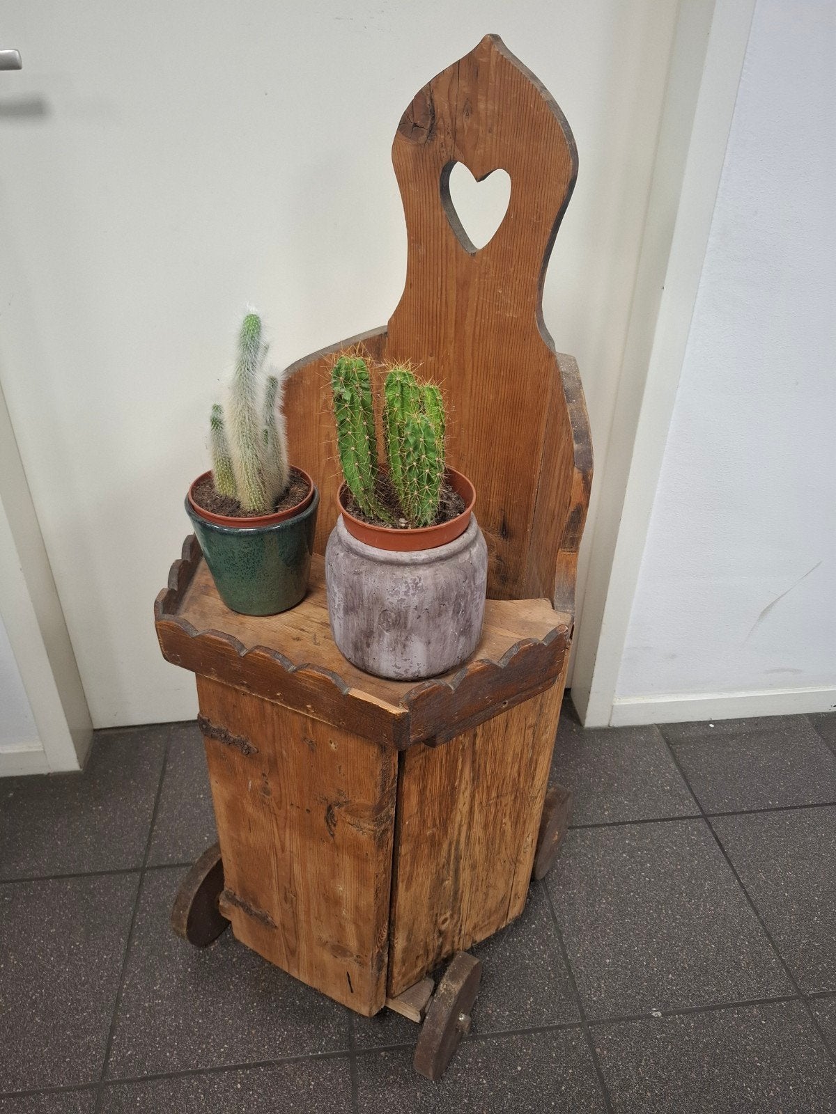 Antieke grenen houten kinderstoel met wieltjes, Antiek en Kunst, Antiek | Meubels | Stoelen en Banken, Ophalen
