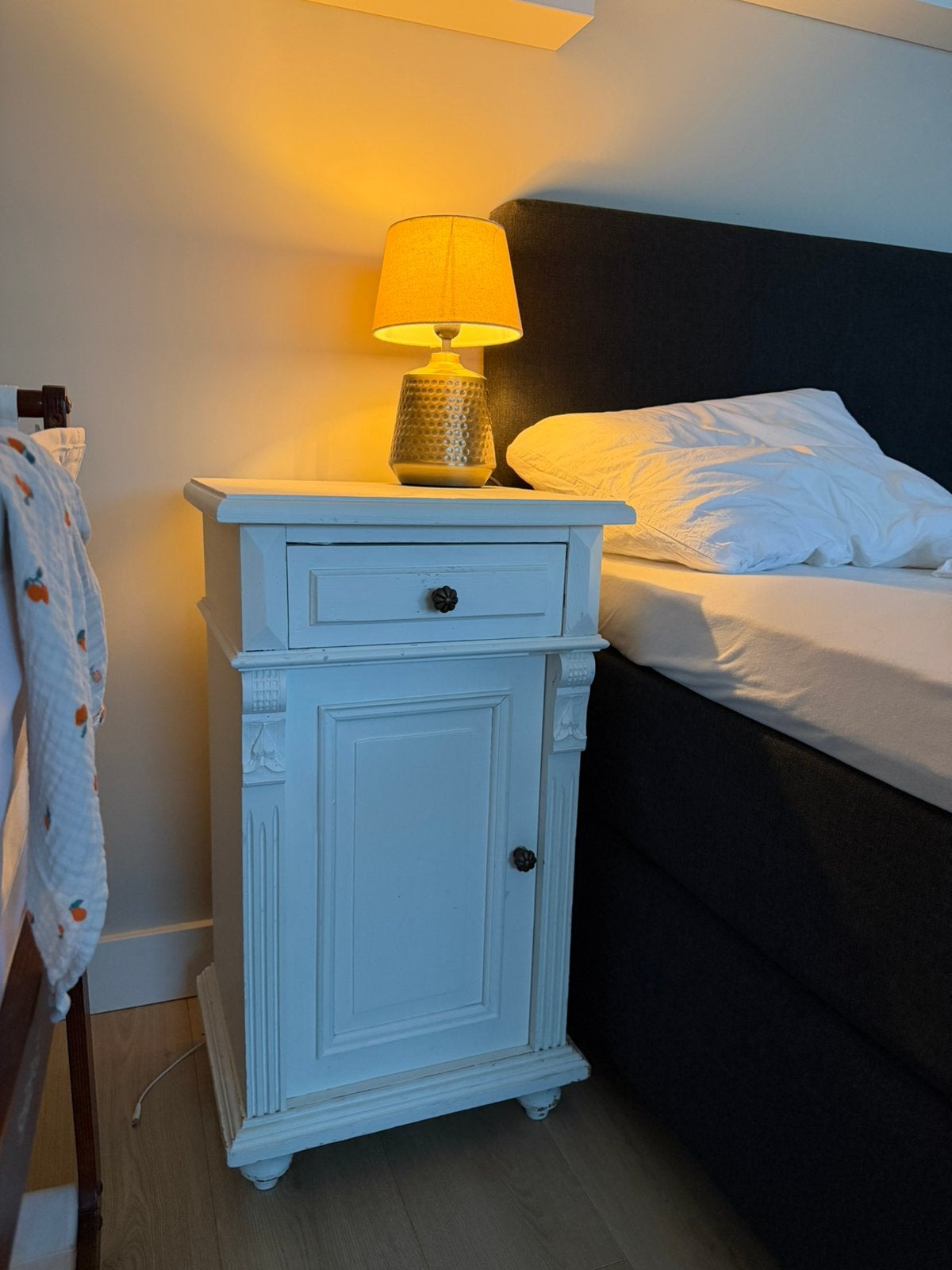 Antieke nachtkasjes set (2 stuks), wit en grijs, Huis en Inrichting, Slaapkamer | Nachtkastjes, Ophalen, Gebruikt