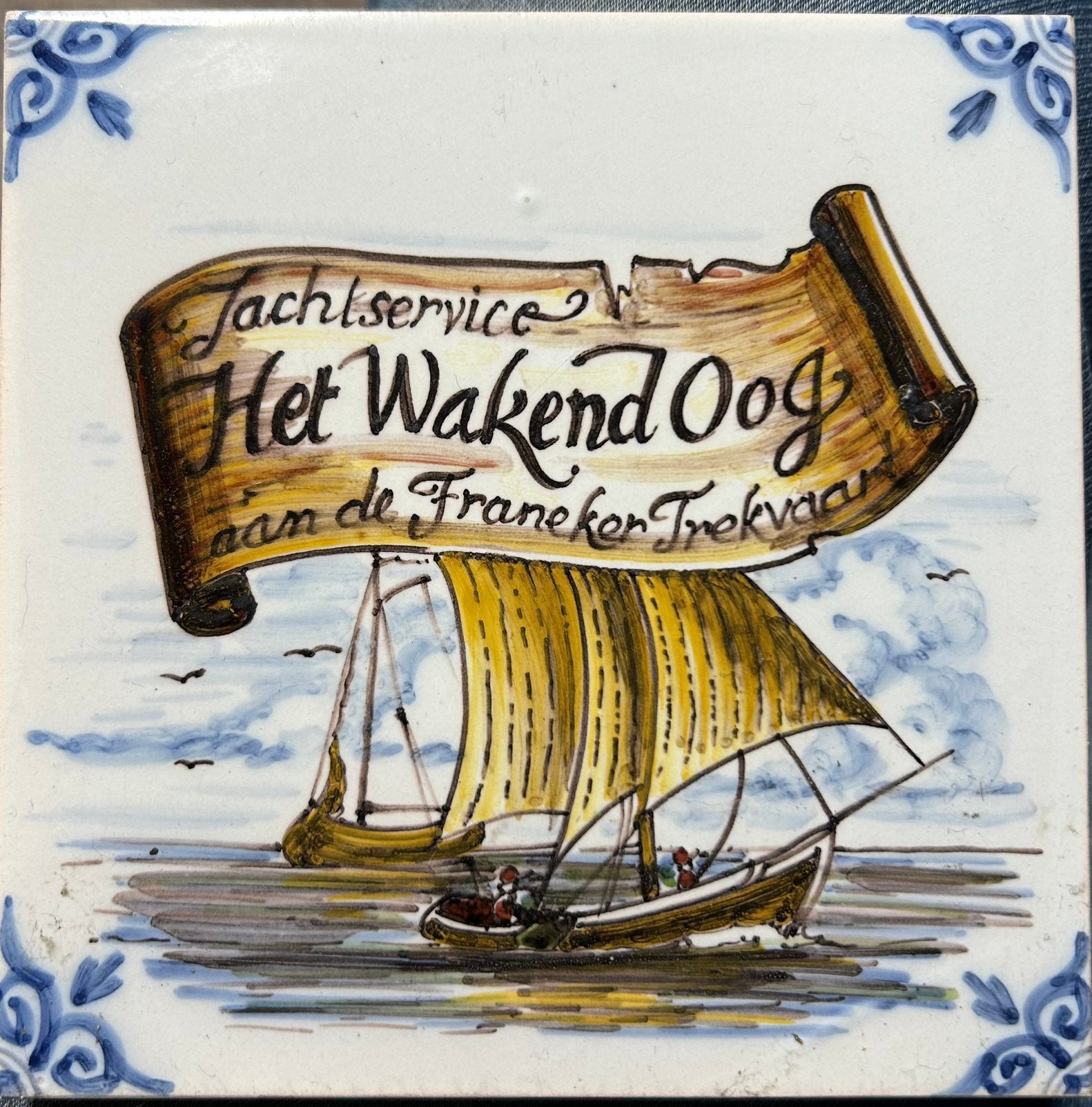 Tegeltje van Harlinger aardewerk en tegelfabriek puntgaaf, Ophalen of Verzenden