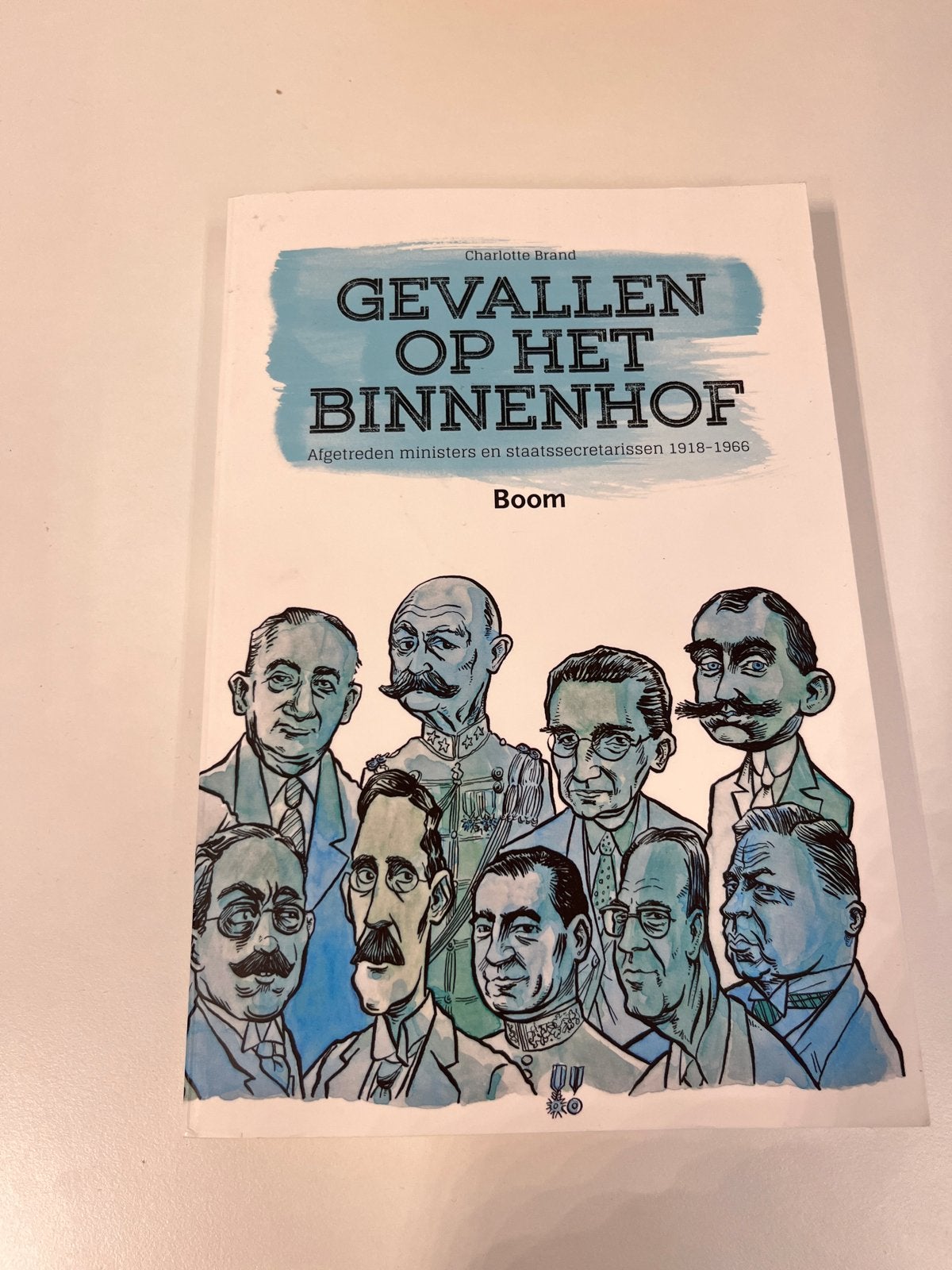 Gevallen op het Binnenhof: Afgetreden ministers 1918-1966, Boeken, Verzenden, 20e eeuw of later, Zo goed als nieuw