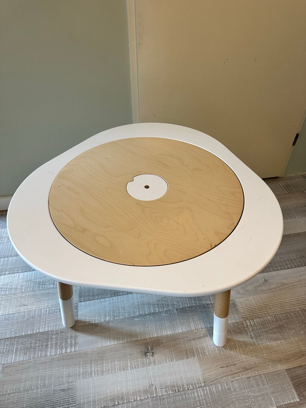 Stokke MuTable Speeltafel V2 met Four Seasons puzzel, Kinderen en Baby's, Kinderkamer | Tafels en Stoelen, Ophalen, Gebruikt, Tafel(s)