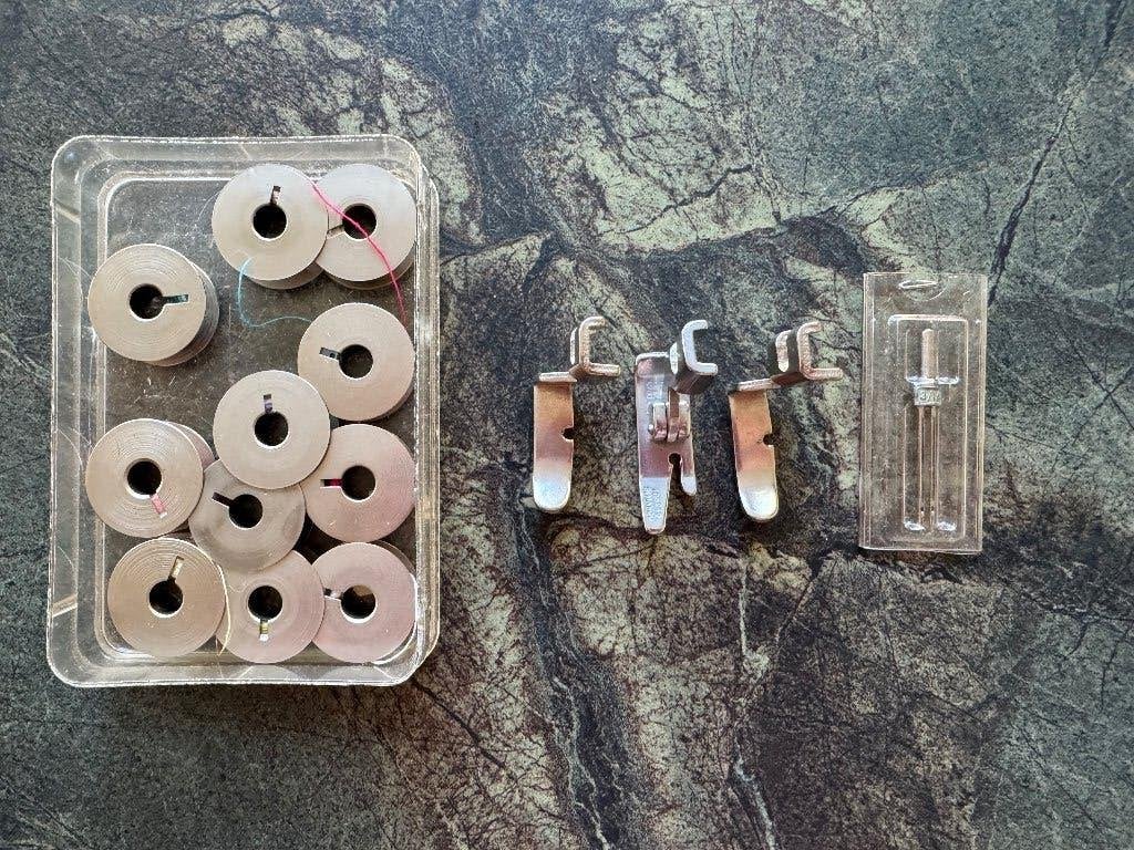 Spoeltjes (11) Voetjes (3) merk Singer (ca 1960-1970), Hobby en Vrije tijd, Naaimachines en Toebehoren, Ophalen of Verzenden, Zo goed als nieuw