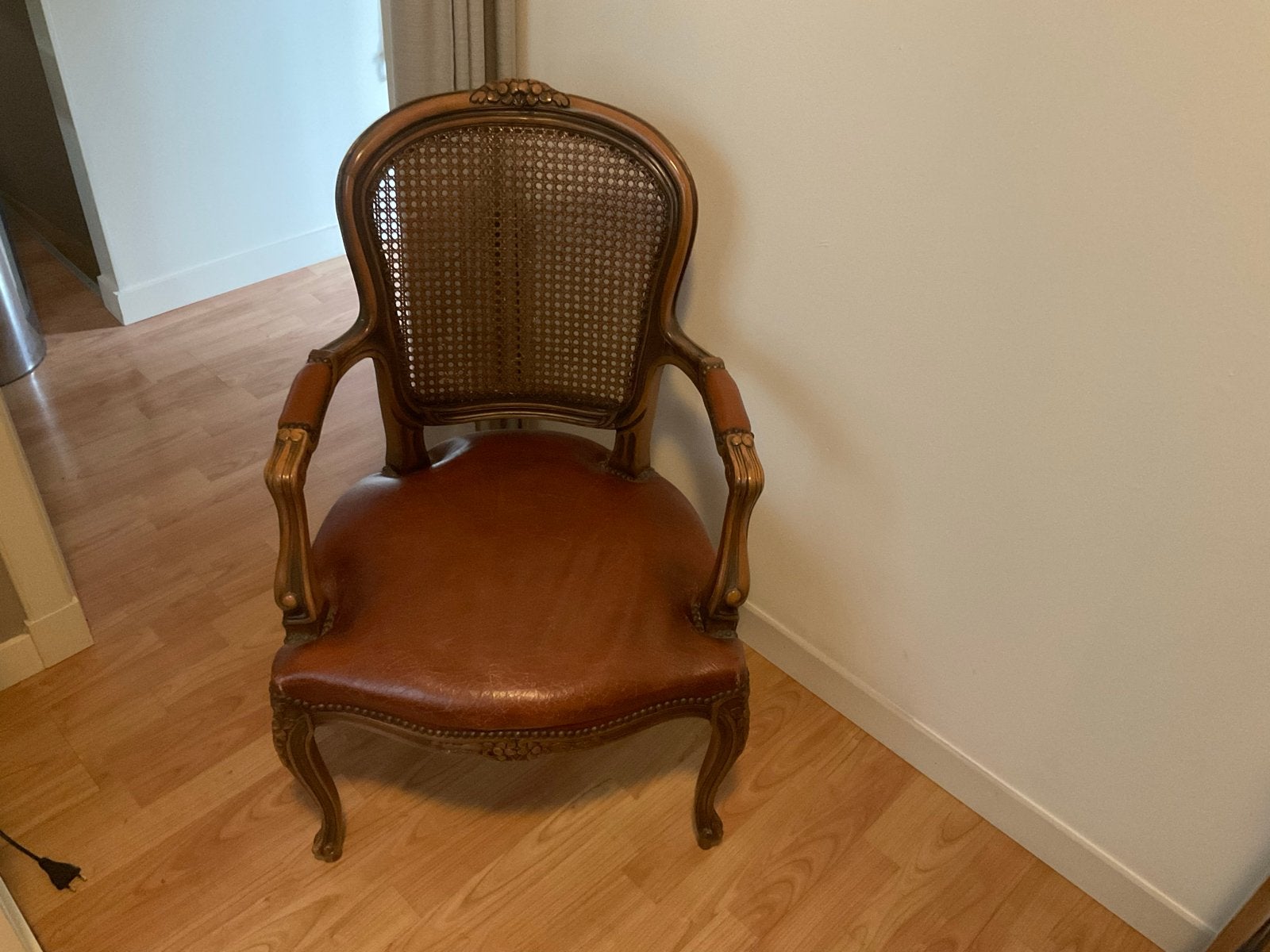 Antieke fauteuil met rotan rugleuning en lederen zitting, Ophalen