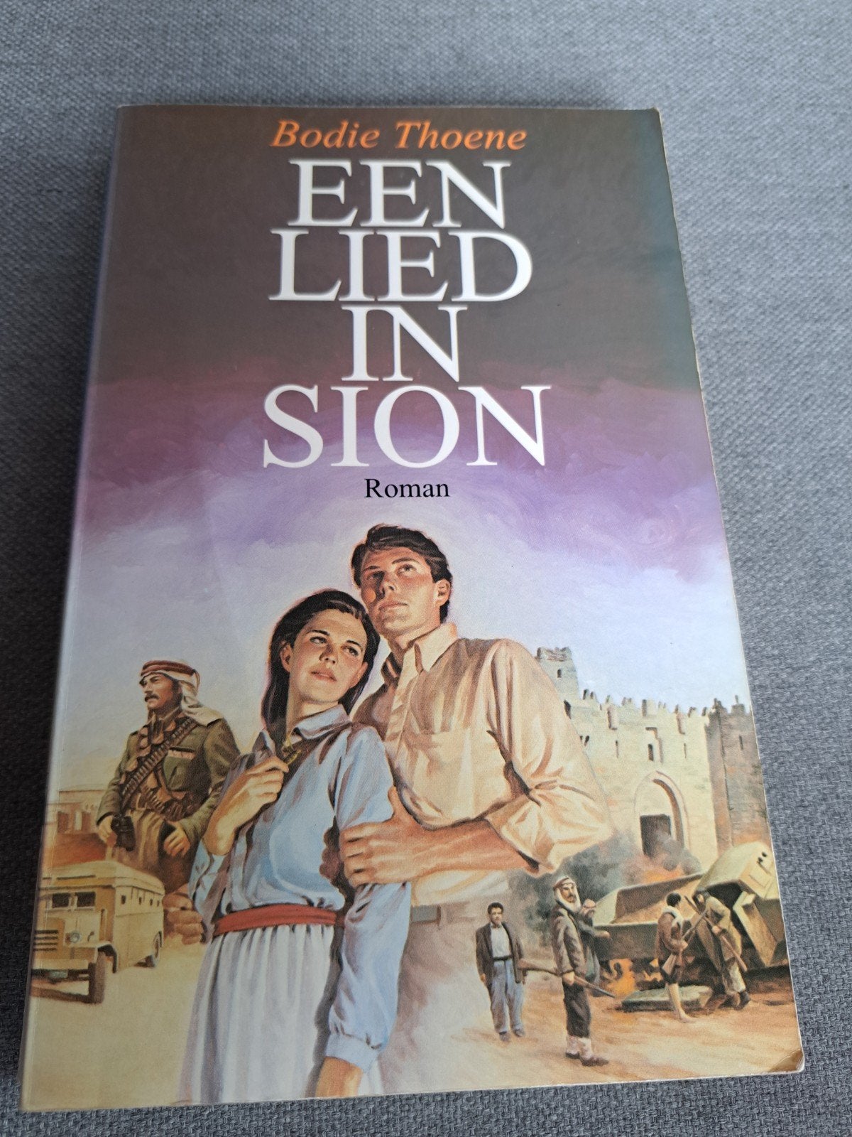 Een Lied in Sion - Bodie Thoene (Roman), Ophalen of Verzenden, Gelezen, Bodie Thoene, Nederland