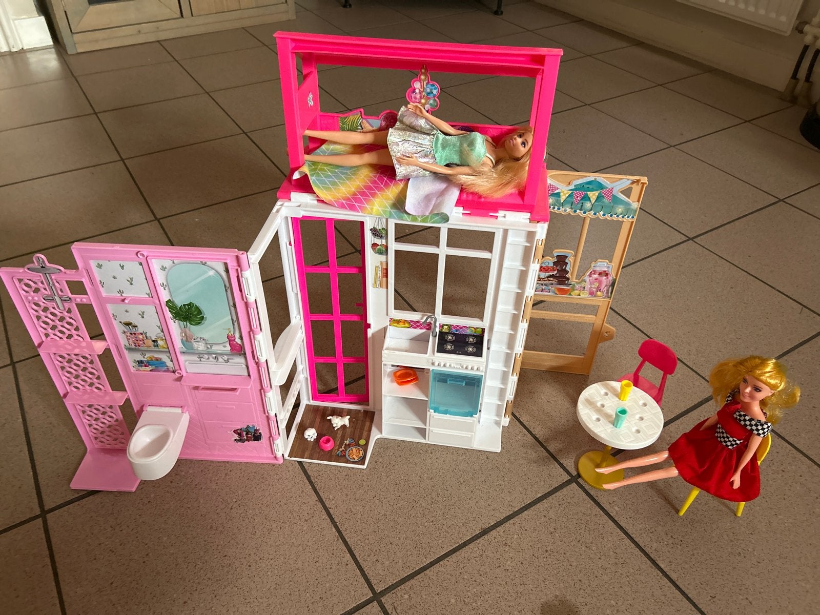 Barbie huis met poppen en accessoires, Kinderen en Baby's, Speelgoed | Poppen, Ophalen, Gebruikt, Barbie
