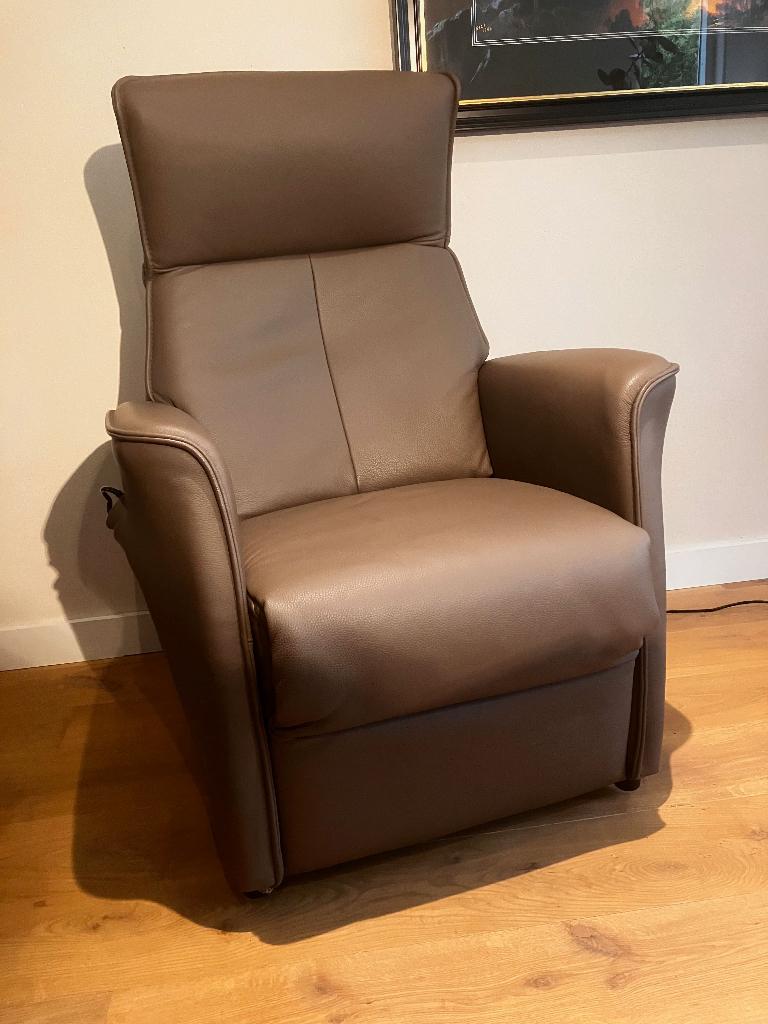 Relaxfauteuil Toro - sta-op stoel - zo goed als nieuw, Huis en Inrichting, Fauteuils, Ophalen, Minder dan 75 cm, Leer, Zo goed als nieuw