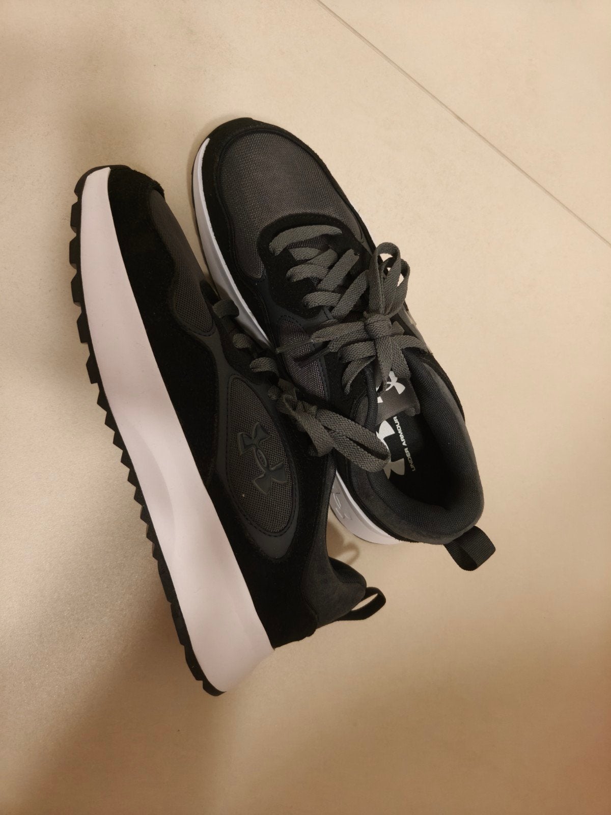 Under Armour Essential Runner Sneakers Heren Maat 42.5 NIEUW, Ophalen of Verzenden, Nieuw, Zwart