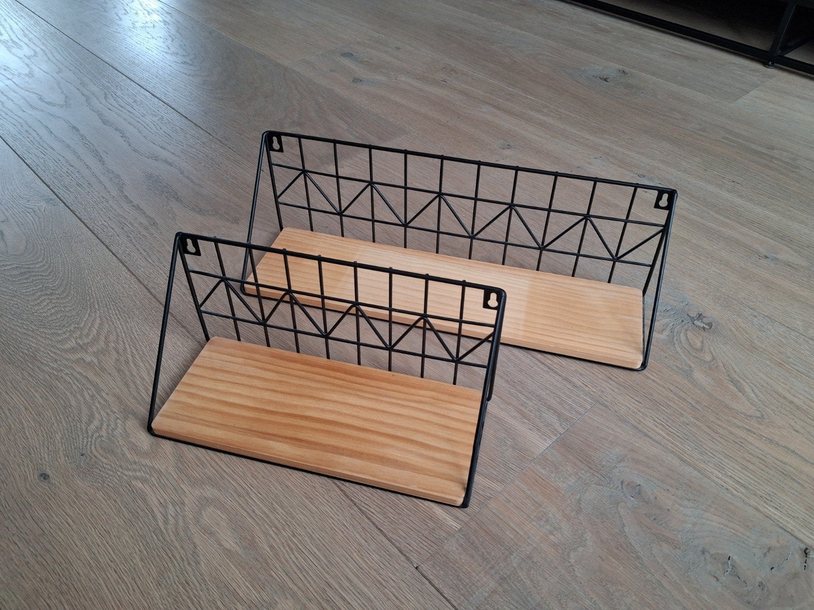 Set van 2 wandplanken met zwart metalen rooster, Ophalen of Verzenden, Zo goed als nieuw
