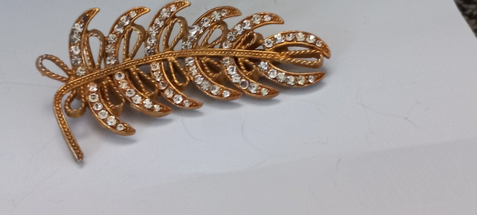 Vintage HAR broche blad met strass steentjes, Overige materialen, 4 tot 7 cm, Gebruikt, Ophalen of Verzenden