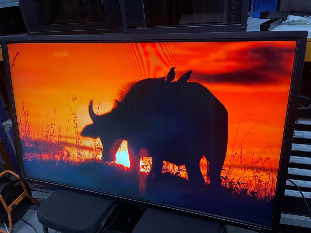 STUNT SHARP PN-E702  FULL HD 70Inch €3995,00 nu €140,00 TOP, Ophalen, Zo goed als nieuw, Tv en Weergevers