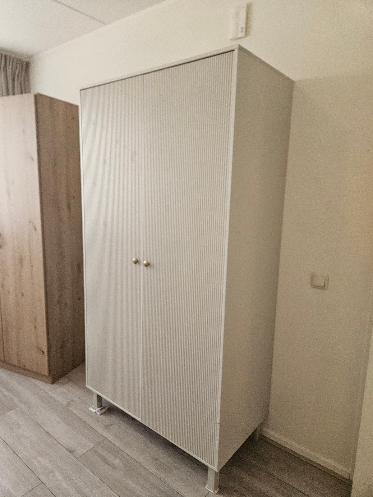 Witte kledingkast met legplanken en hangruimte, Met deur(en), Gebruikt, Modern, 150 tot 200 cm