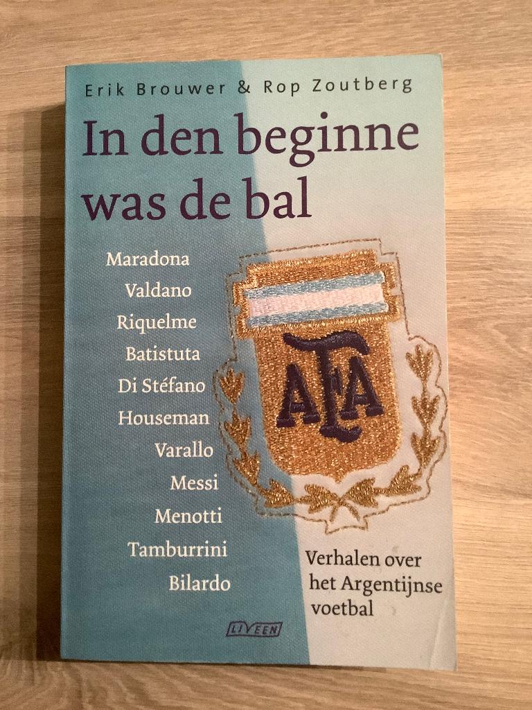 In Den Beginne Was De Bal Van Erik Brouwer, Ophalen of Verzenden, Zo goed als nieuw, Balsport, Erik Brouwer