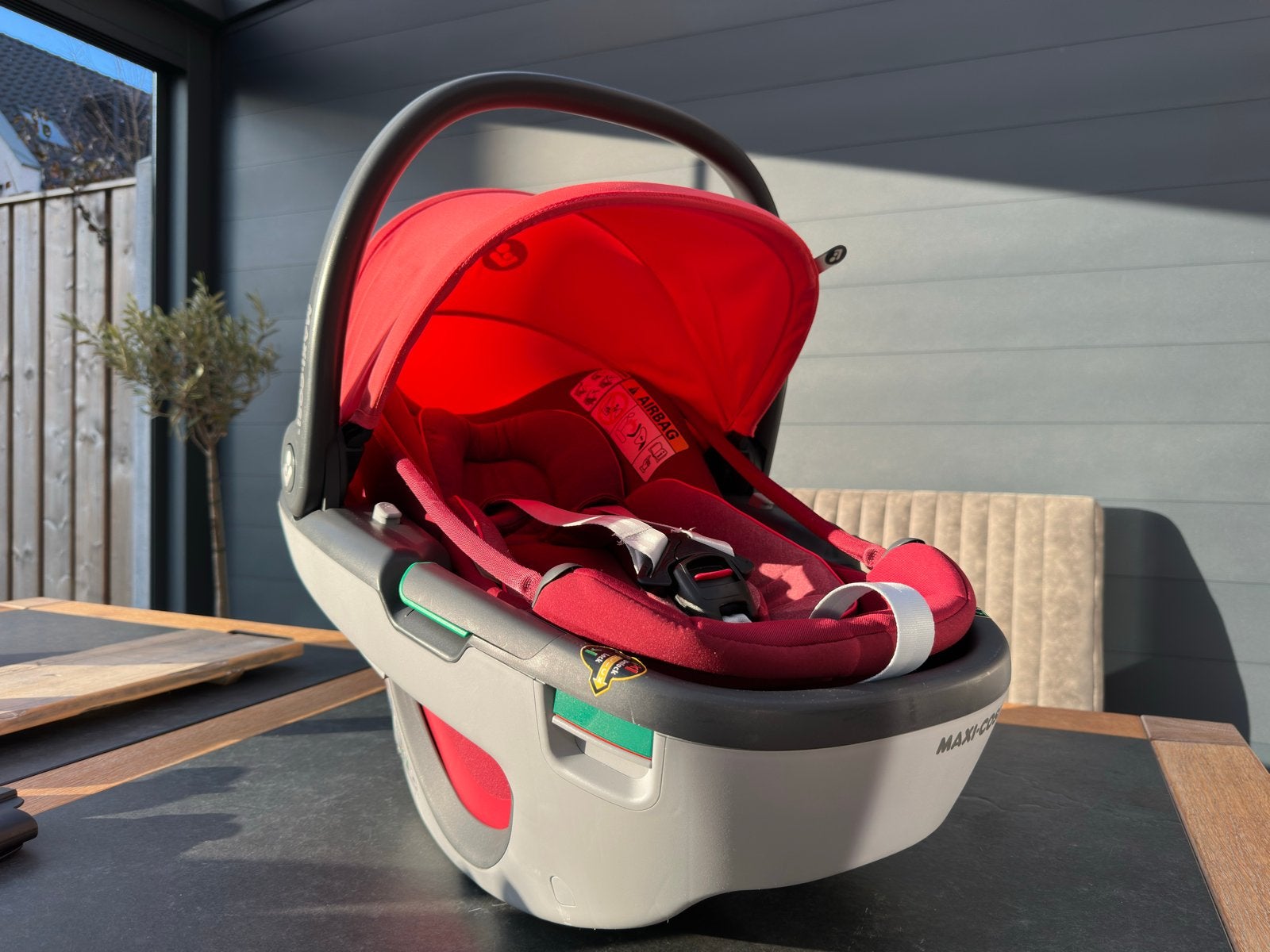 Maxi-Cosi Coral 360 Autostoeltje Essential Red + Adapters, Autogordel of Isofix, Zo goed als nieuw, 0 t/m 13 kg, Maxi-Cosi