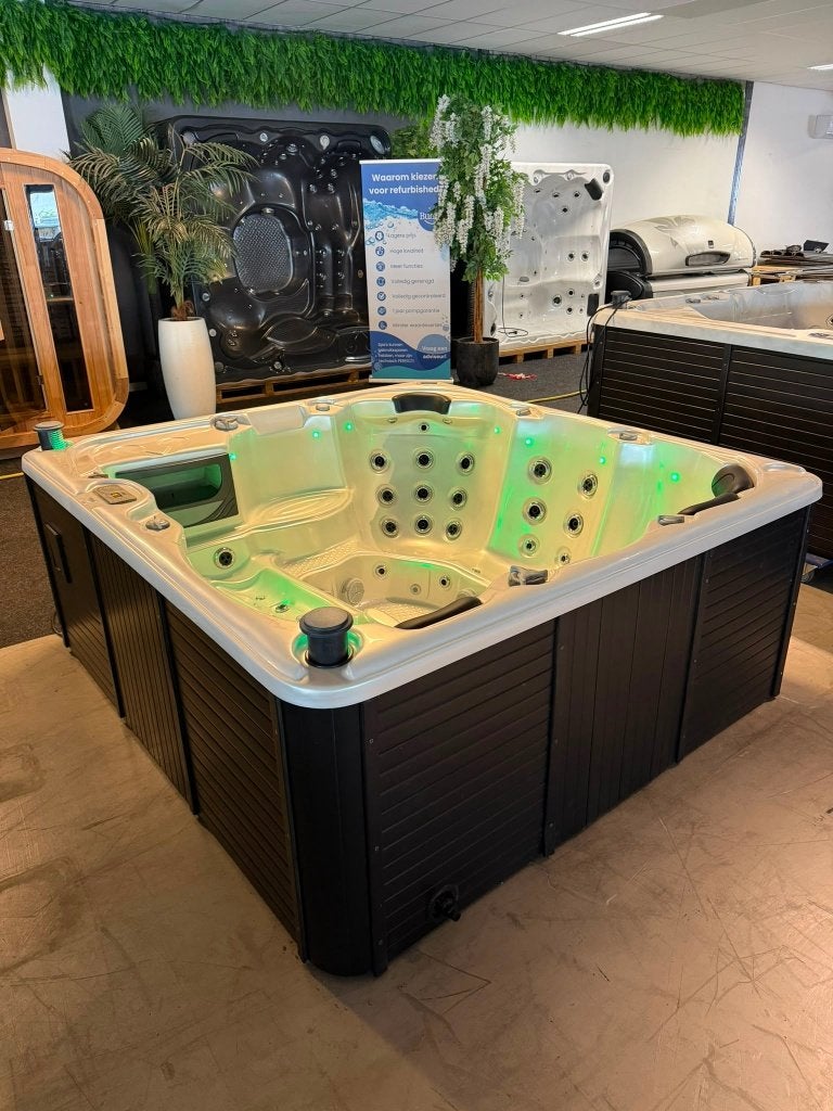 LUXE JACUZZI / SPA – 5/6 PERSONEN – LOVESEAT– 1 LIGPLAATS, Ophalen, Zo goed als nieuw, Trap, Vast