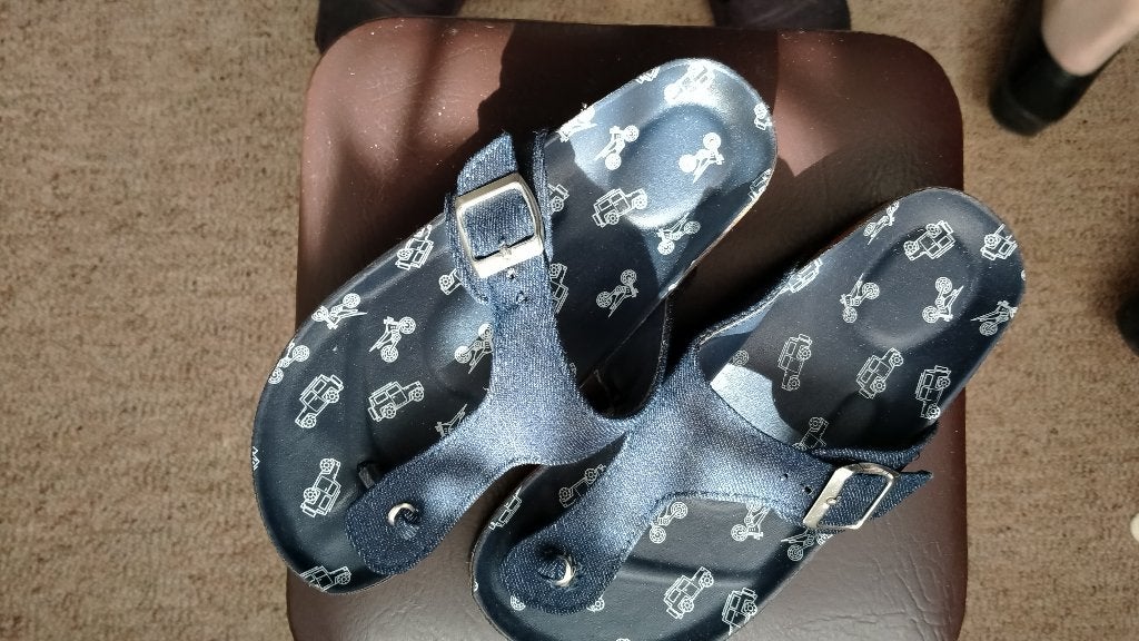kinderslippers met auto opdruk, Gebruikt, Overige typen, Ophalen of Verzenden, Jongen