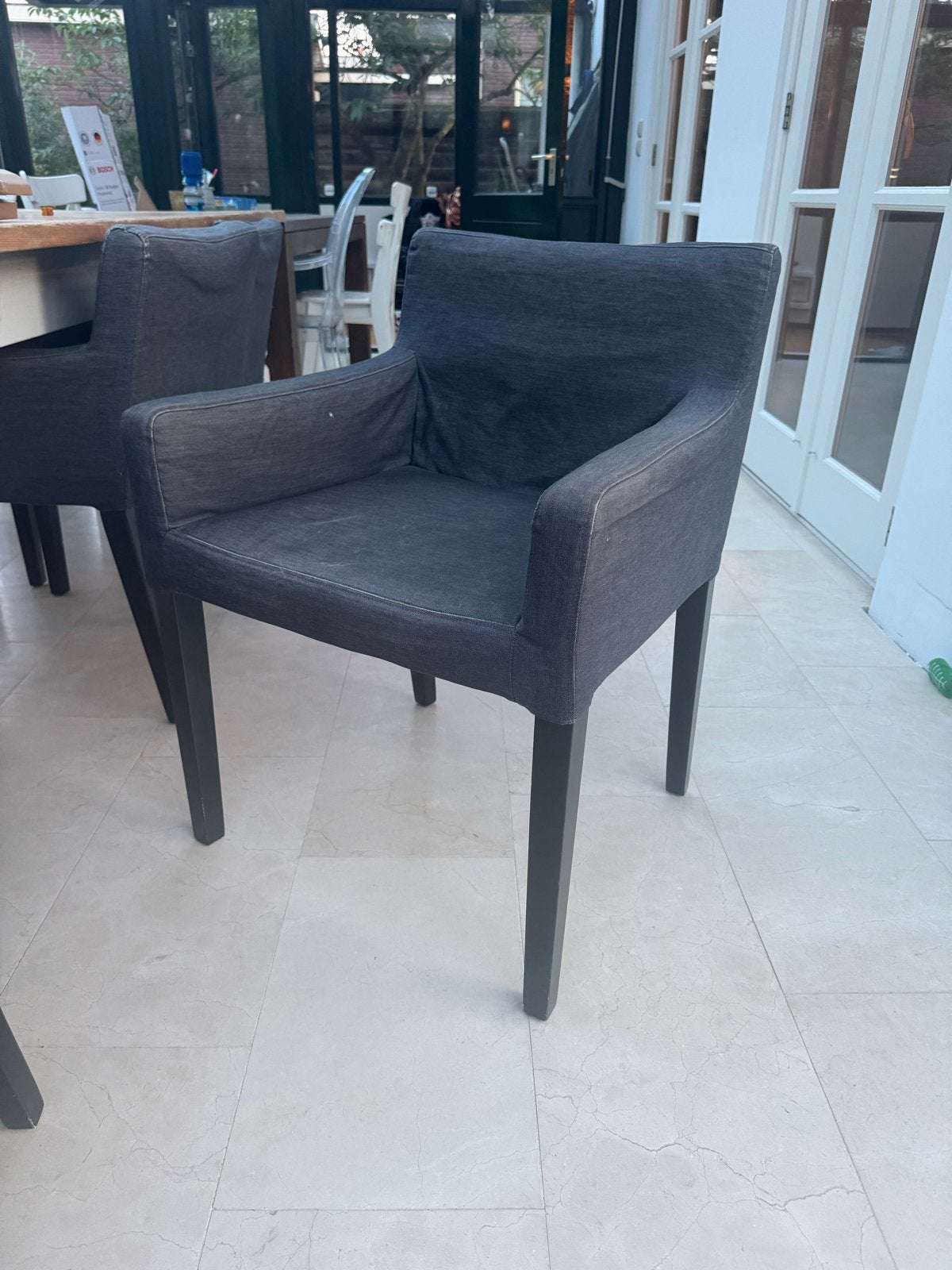 8 Comfortabele donkergrijze eetkamerstoelen met armleuningen, Ophalen, Gebruikt, Eén, Stof