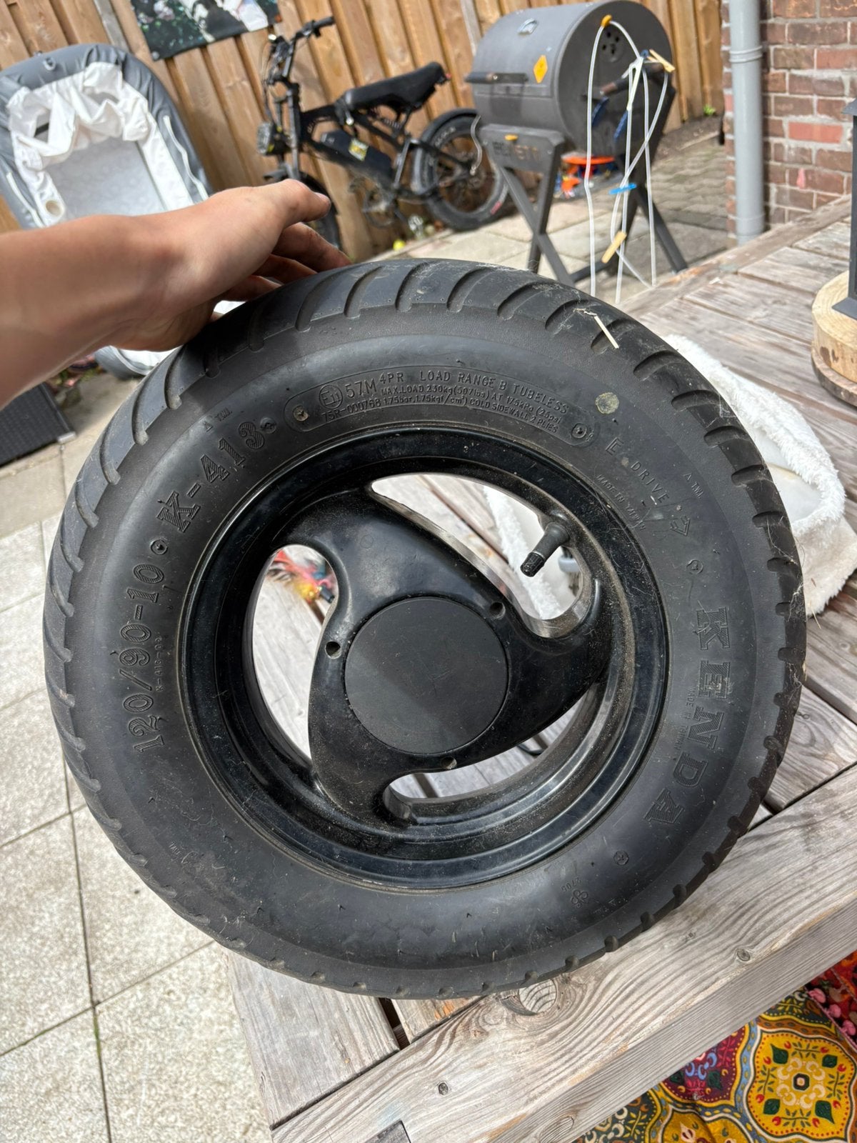 Typhoon velg met band, Ophalen, Zo goed als nieuw