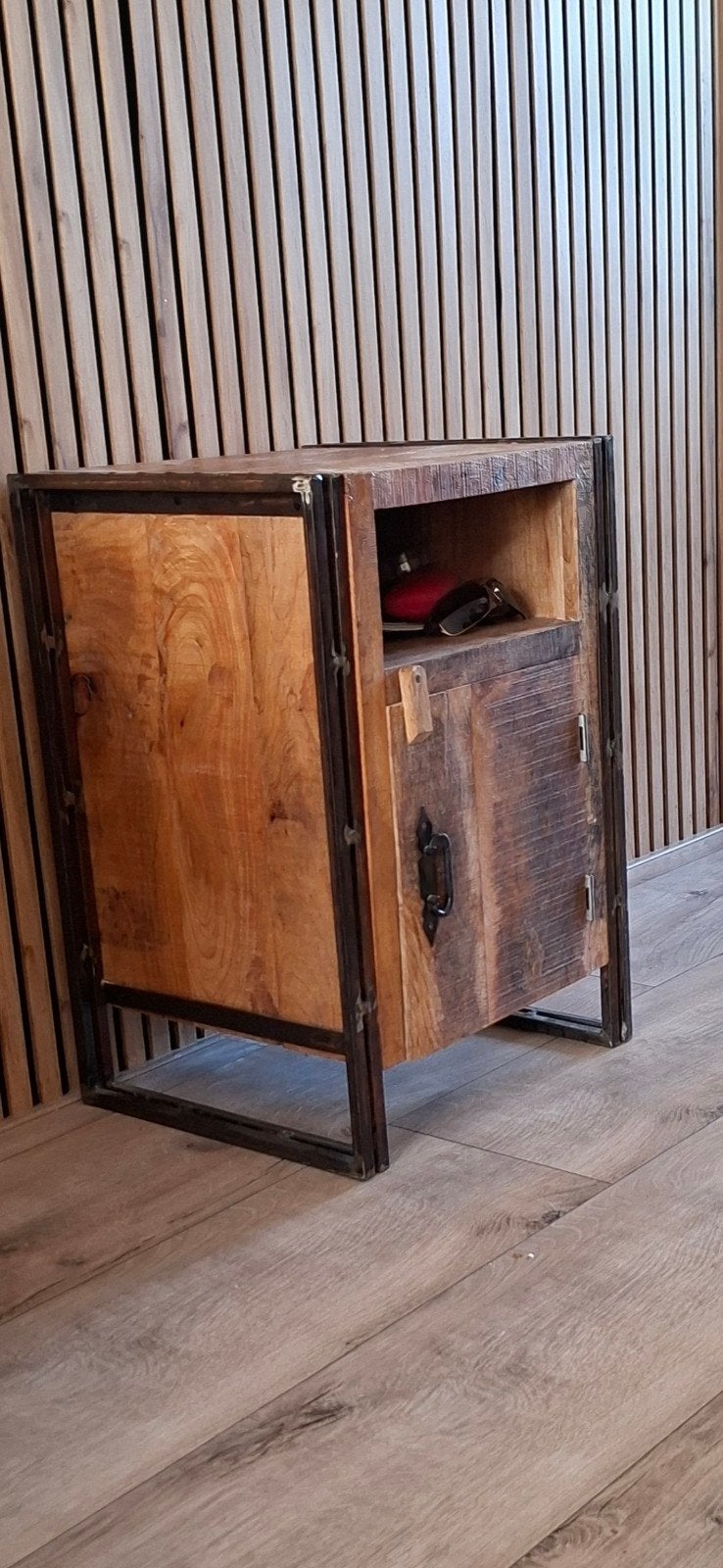 2  Industriële Nachtkastjes/Bijzettafel van Hout en Metaal, Gebruikt, Minder dan 45 cm, Hout, 55 tot 70 cm