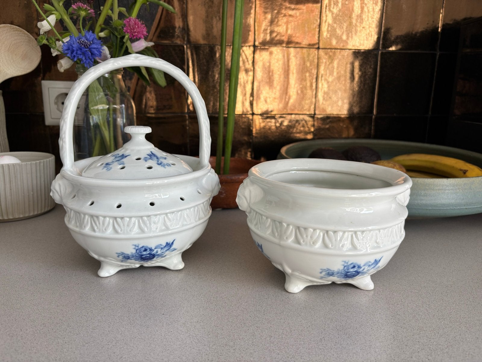 Prachtige porseleinen potten met blauwe bloemdecoratie, Antiek en Kunst, Ophalen of Verzenden