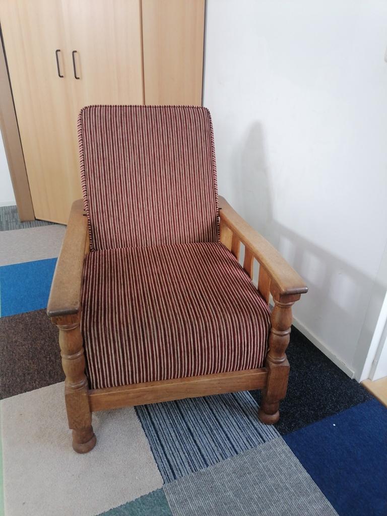 Vintage houten rookstoel met gestreepte kussens, Ophalen