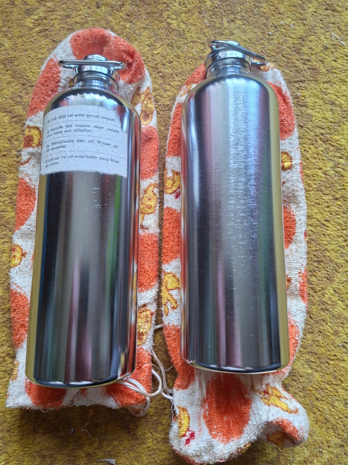 Twee oude warmwaterkruiken met hoezen, Ophalen of Verzenden