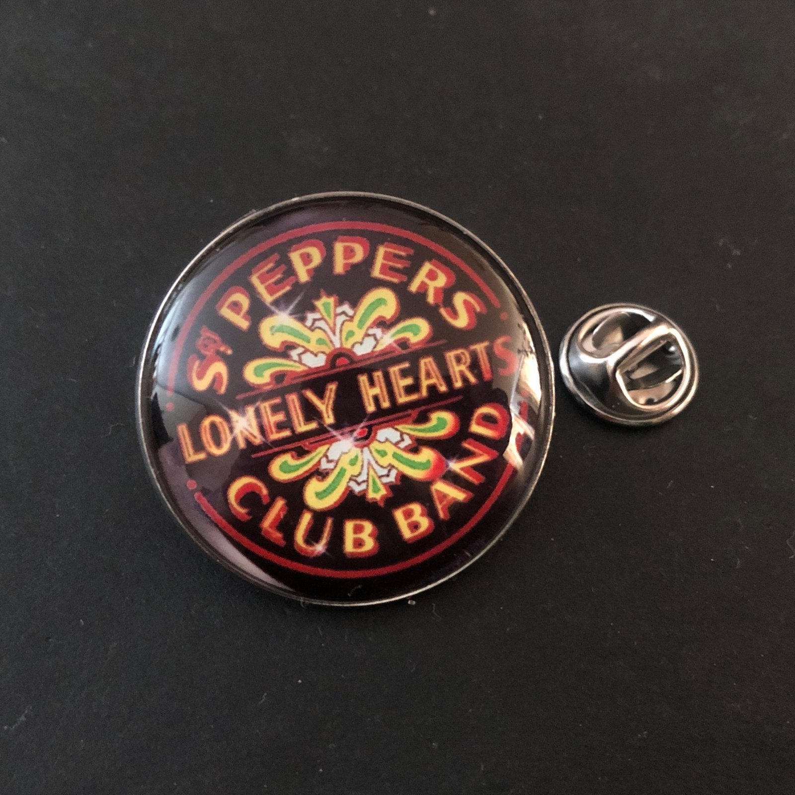 The Beatles Sgt. Pepper's Lonely Hearts Club Band Pin, Ophalen of Verzenden, Zo goed als nieuw, Overige onderwerpen, Speldje of Pin